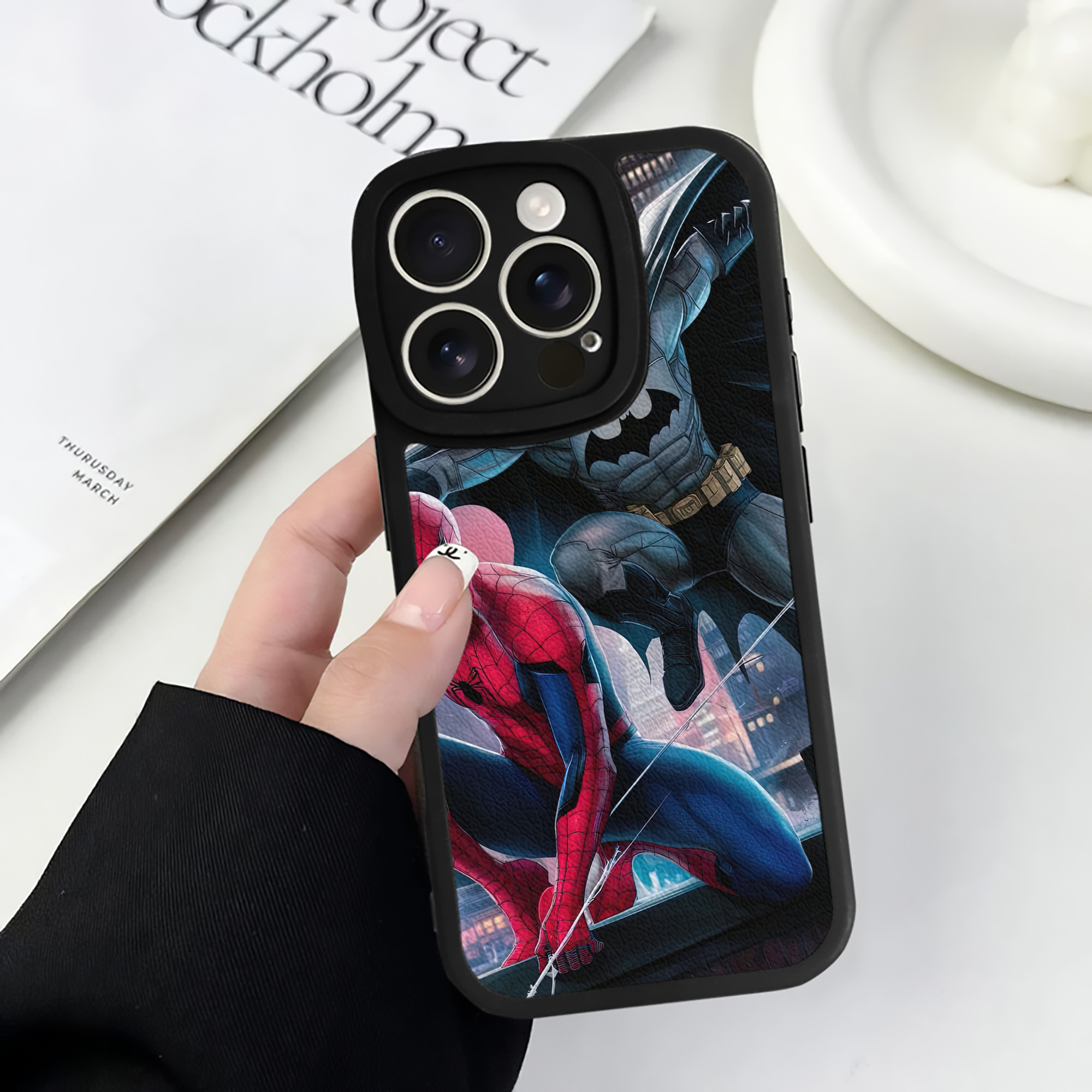 （画像用） Spider Man スパイダーマン 【iPhone 16シリーズ対応】シリコンスマホケース（レザー調） 材質：シリコン
